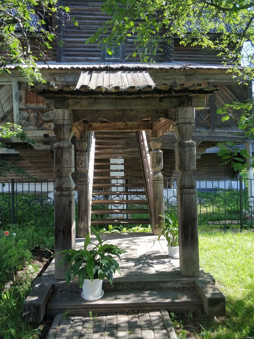 Вход в деревянный монастырь(без гвоздей построенный),но для посещений закрыт