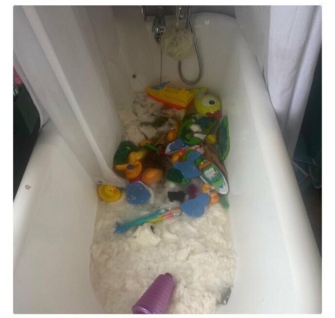 "Ребенок приготовил ванну с 18 рулонами туалетной бумаги"
