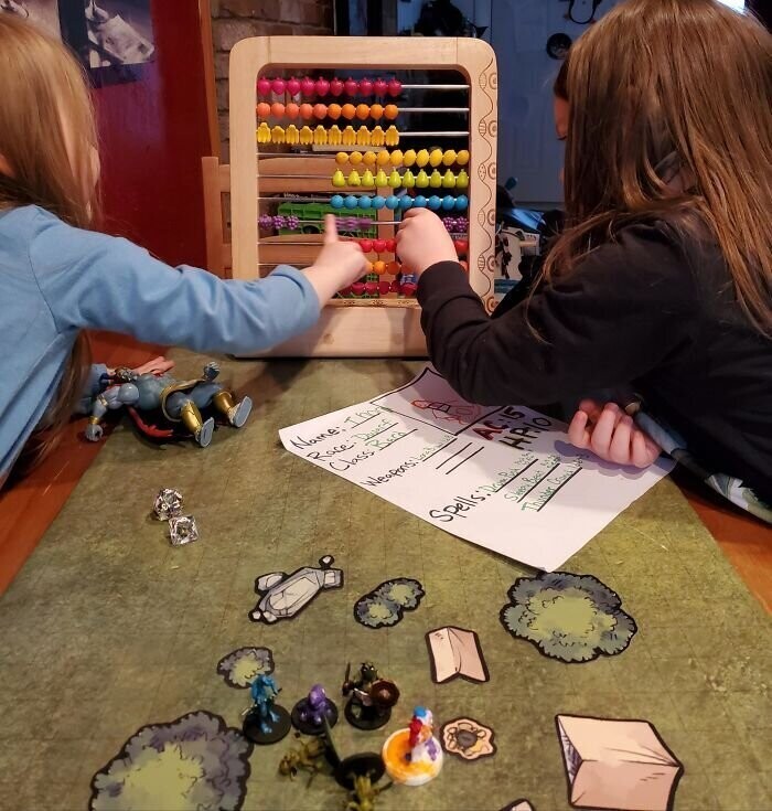 "Я работаю на компьютере, а мои дочки 3 и 5 лет играют в Dungeons&Dragons на счетах"