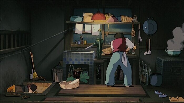 Шкафы и комоды в доме заполнены одеждой и другими предметами, показанными в фильме