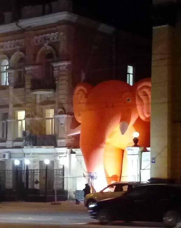 Огромный оранжевый слон в Ростове