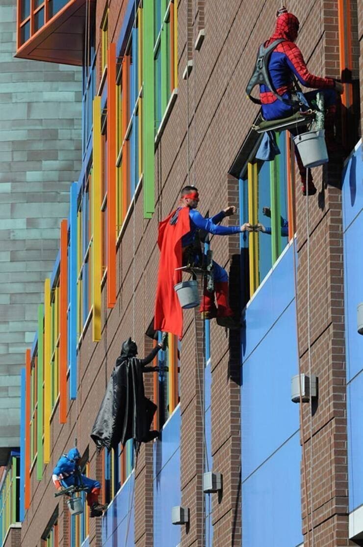 Мойщики окон в костюмах супергероев моют окна детской больницы в Питсбурге