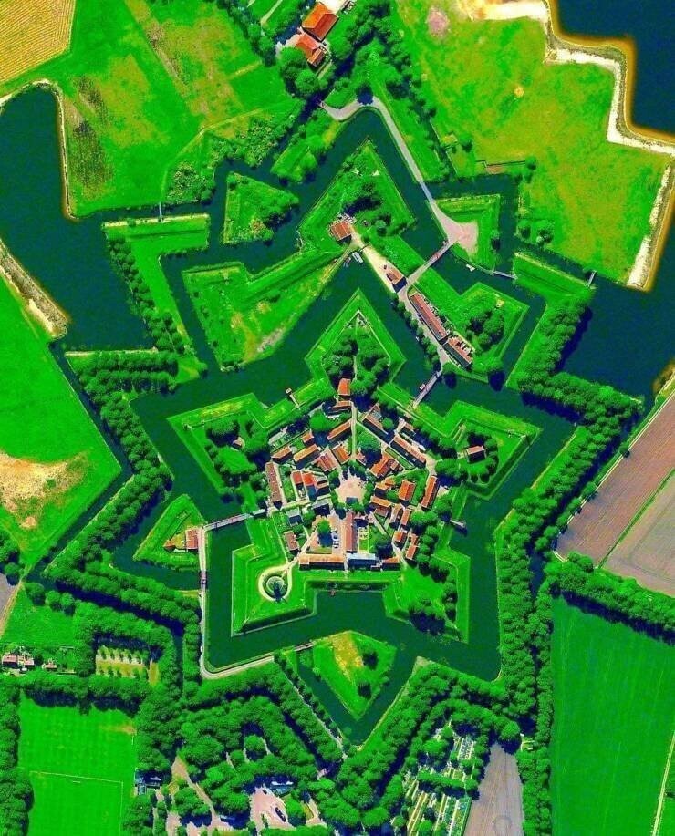 Впечатляющая архитектура форта Буртанге (Fort Bourtange) в Гронингене, Нидерланды