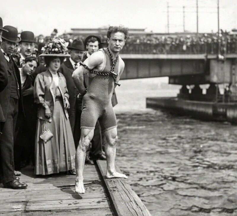 Гарри Гудини в цепях и наручниках перед прыжком в воду. 1908 год, Бостон, США