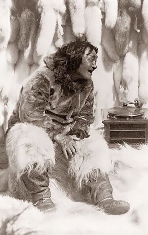 Знакомство эскимоса с музыкальным проигрывателем, 1929 г.