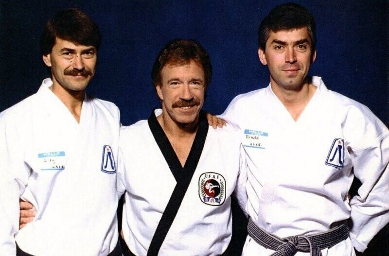 Чак Норрис и советские спортсмены на турнире по карате, 1990 г.