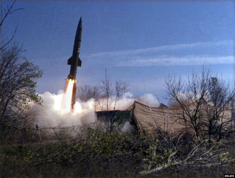 Российская ракета «Точка», способная нести полтонны взрывчатки, запускается на дорогу, используемую чеченскими боевиками. Ноябрь 1999 года.