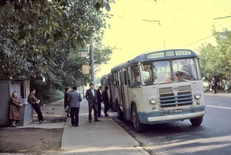 ЗиЛ–158 — редкий советский автобус на автобусной остановке, 1960–е годы, Москва