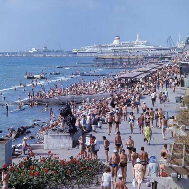 Набережная и пляж в Сочи, Советский Союз, 1973 год.