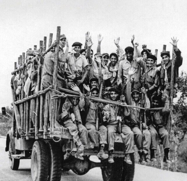 Кубинские милиционеры готовятся отразить вторжение американских солдат, 1961 год.