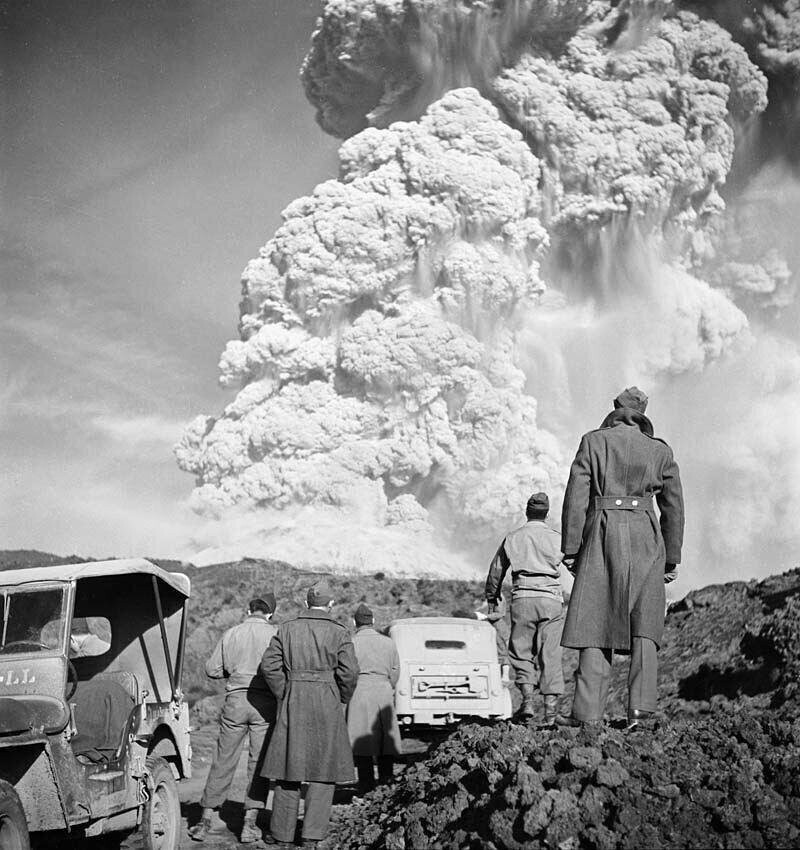 18 марта 1944 года, последнее извержение вулкана Везувия в Неаполе, Италия.