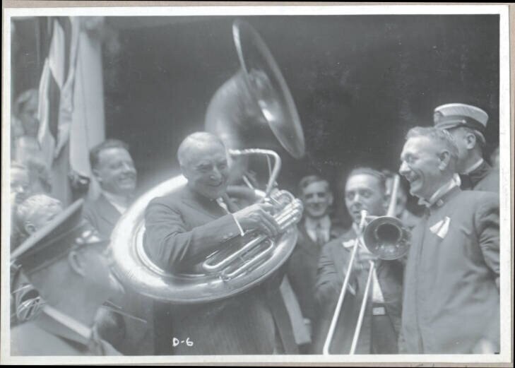 Уоррен Г. Хардинг, 29-й президент США с сузафоном, 1920 год.