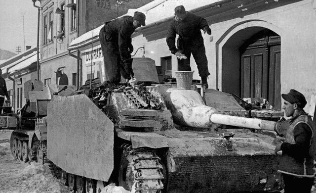 Нанесение импровизированного камуфляжа на StuG III, Чехословакия, 1945 год.