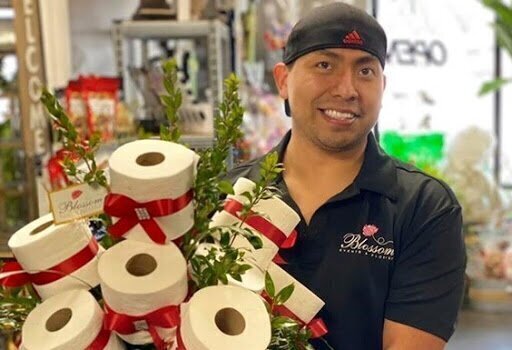 1. Американский флорист создает букеты из туалетной бумаги