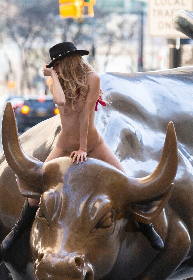 Обнажённая девушка оседлала быка на Уолл-стрит вопреки карантину