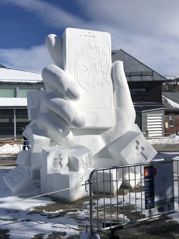 Это уже не скульптура из снега, а прямо памятник мастерству скульпторов