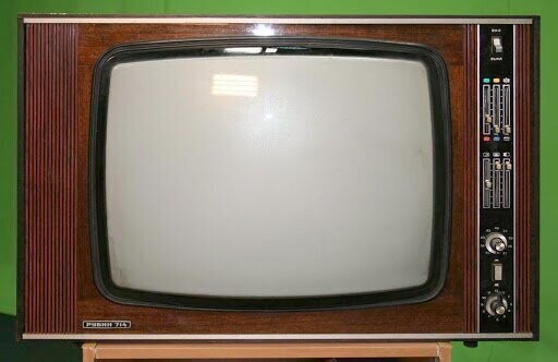 Большой цветной телевизор