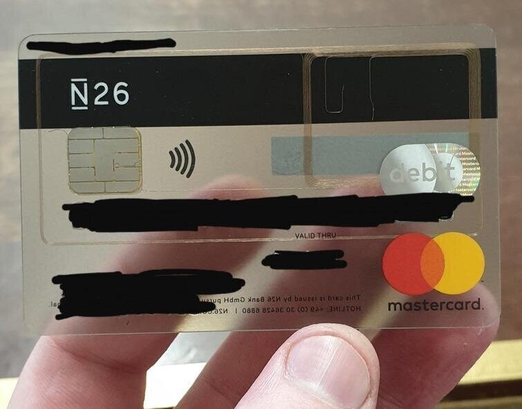 "У меня новая банковская карта и она прозрачная"