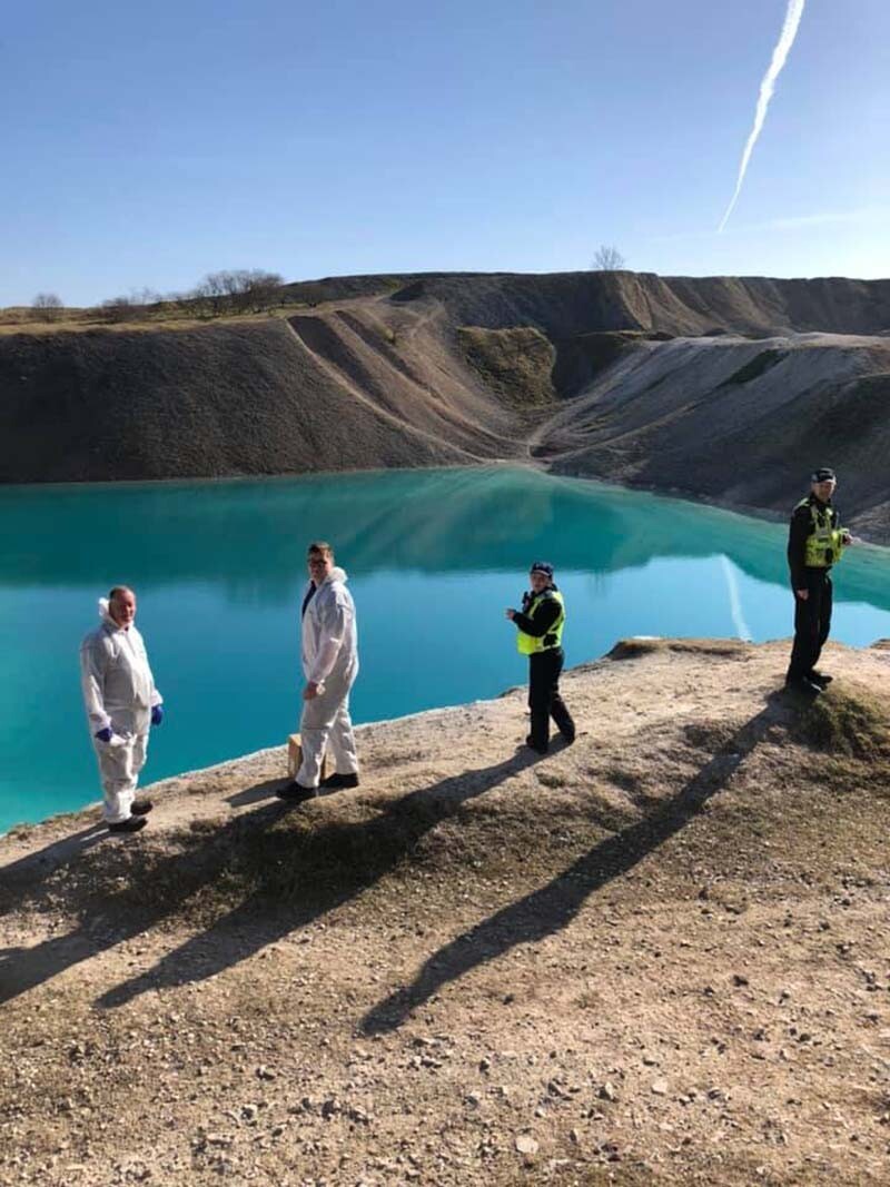 Интересная мера предосторожности: полиция покрасила озеро в черный цвет