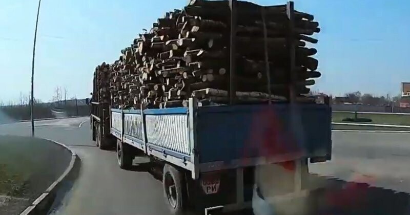 Во время движения из грузовика вывалились дрова и перекрыли дорогу