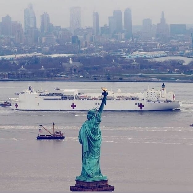 В Нью-Йорк прибыл гигантский плавучий госпиталь ВМС США