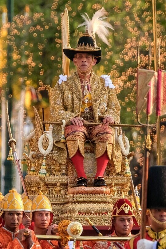 Король Таиланда самоизолировался в немецком спа-отеле с гаремом из 20 наложниц