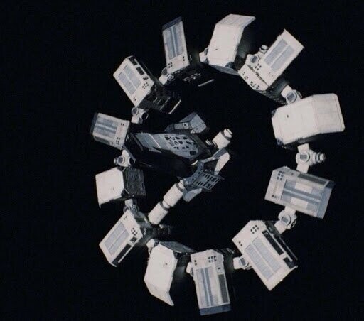 Межпланетный космический корабль "Эндюранс" из фильма "Интерстеллар" - это стилизованные часы - отсеков 12 штук
