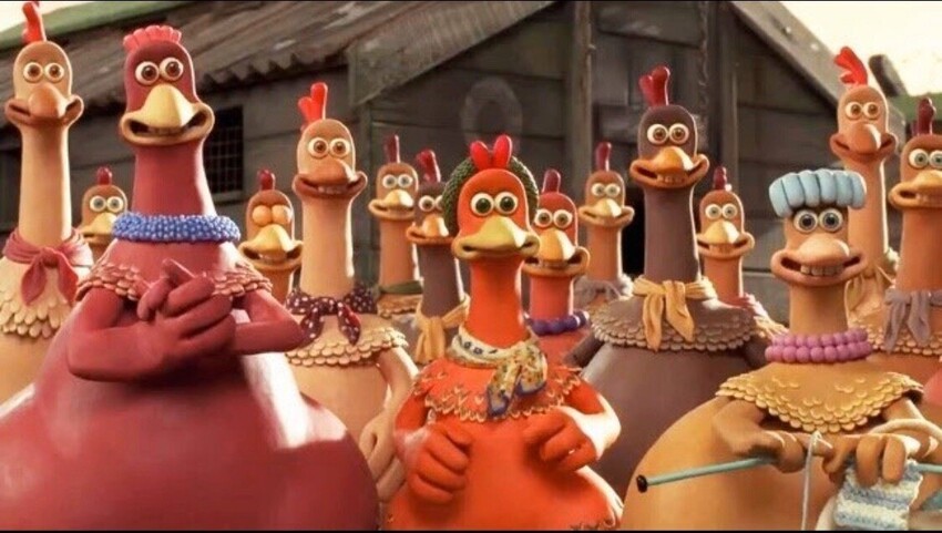 В мультфильме "Побег из курятника" у всех кур есть украшения на шее. Дело в том, что делали их из пластилина, а чтобы голова проворачивалась ее делали отдельно, а шов замаскировали аксессуаром