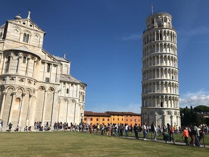 6. Мой друг отправился в Италию и умудрился сфотографировать Пизанскую башню без наклона