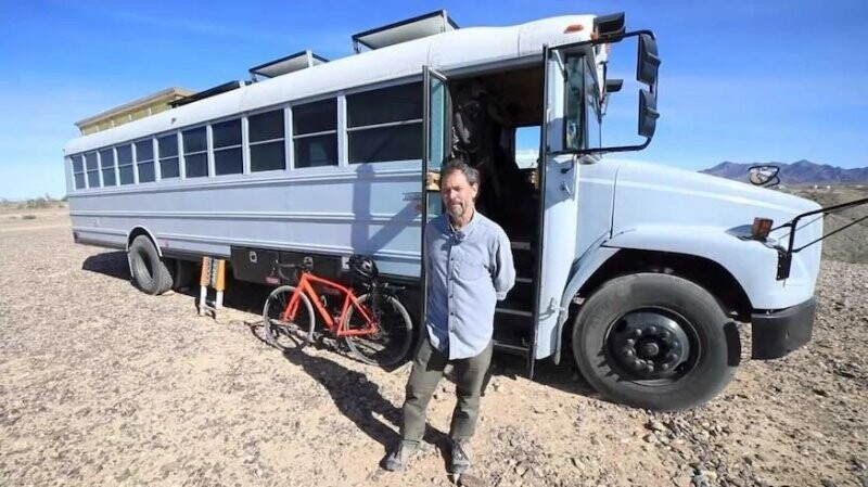Старый школьный автобус получил вторую жизнь в качестве уютного дома на колесах