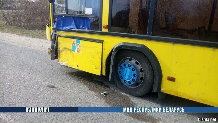 К белорусском городе Кобрин сегодня утром на улице Калинина автобус МАЗ выезж...