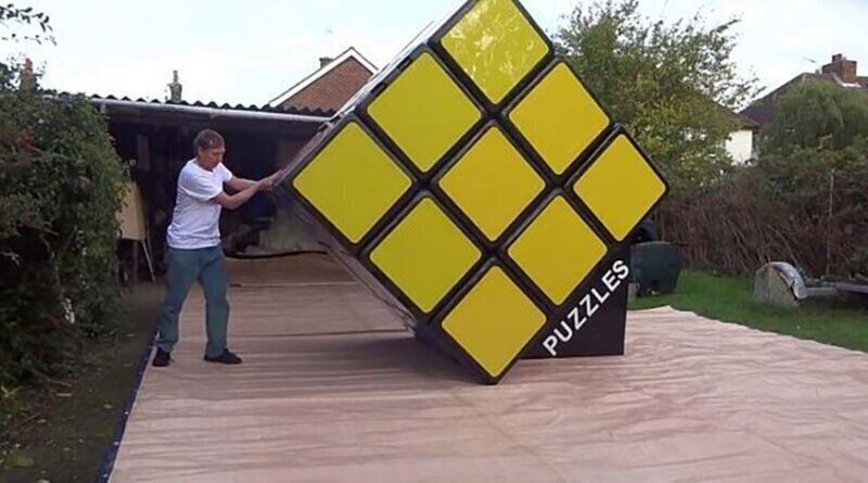 Мужчина создал самый большой в мире кубик Рубика