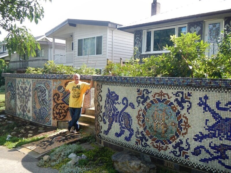 Мужчина построил сказочный мозаичный дом