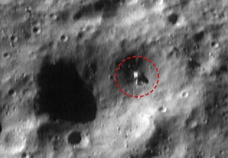 На снимке ниже, на теле астероида виден странный объект, который не вписывается в общий ландшафт.