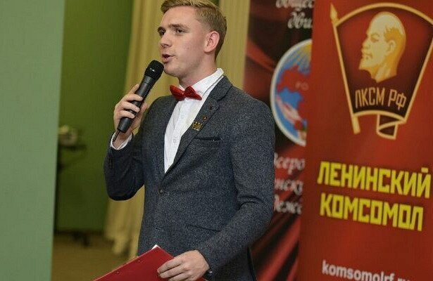 Показал малолетке свое членство