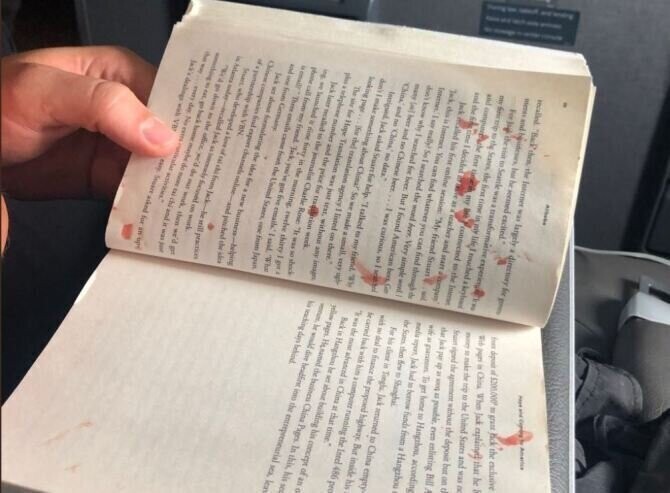 9. У женщины лопнул кровяной волдырь во время полета, забрызгав двух других пассажиров