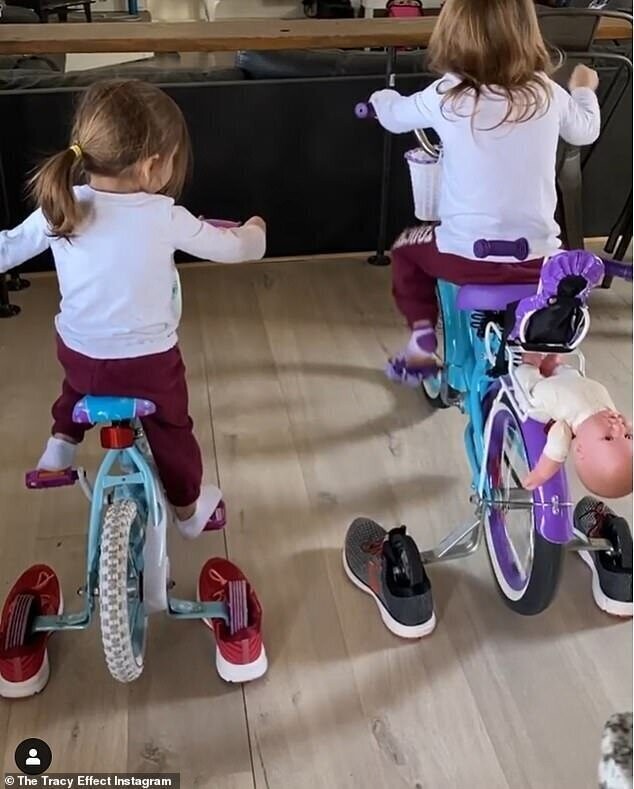 Мамочка из Великобритании, например, нашла способ, как развлечь детей с помощью велосипеда и кроссовок:
