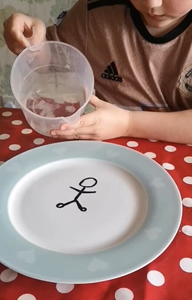 Еще одна мама показала фокус с водой: нужно нарисовать на тарелке маркером человечка, а затем налить в тарелку немного воды - рисунок отделится от тарелки, и поплывет по поверхности