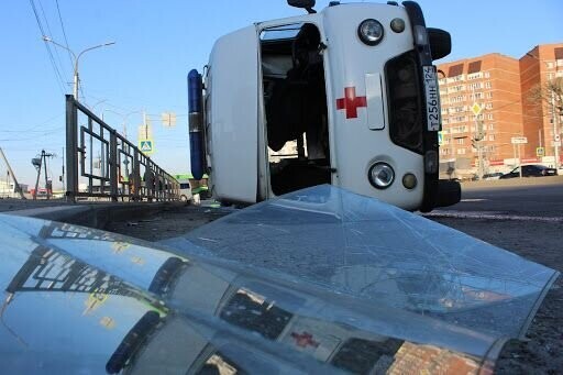 В Красноярске перевернулась машина скорой помощи: пострадал двухлетний ребенок