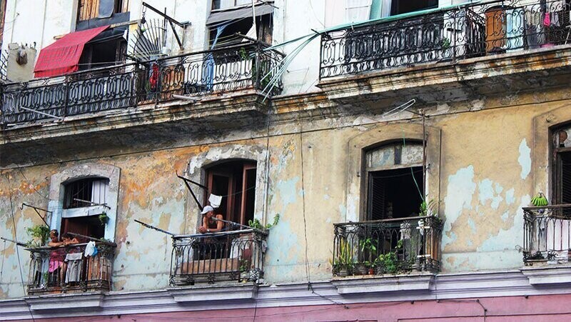 Почему кубинцы отказываются от стекол в окнах домов