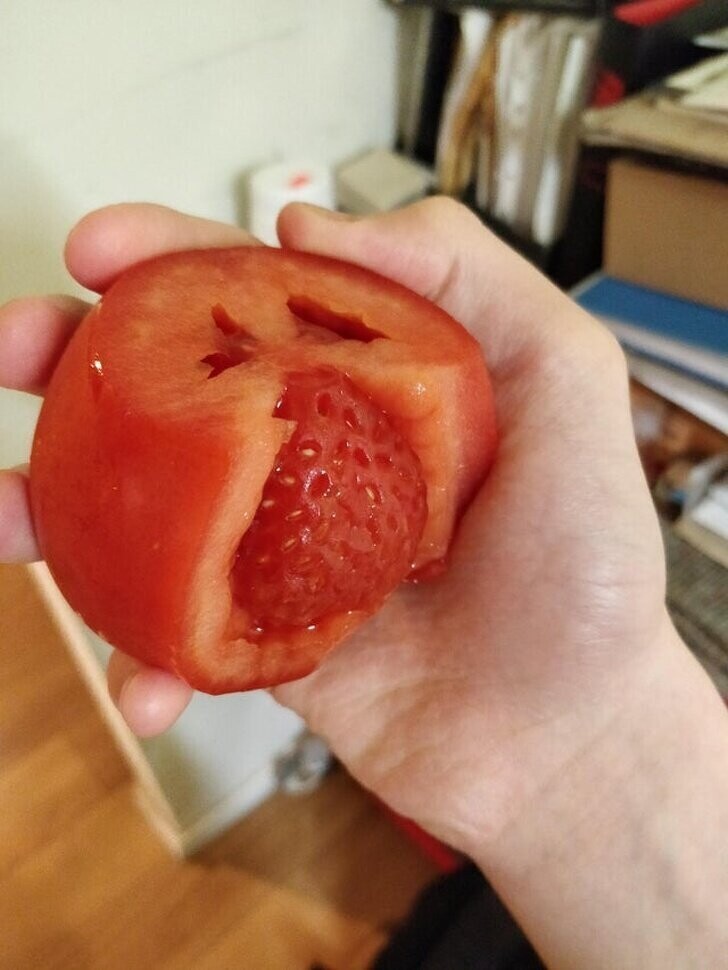 Попробуйте нарезать помидорку необычным способом, чтобы она стала похожа на клубнику