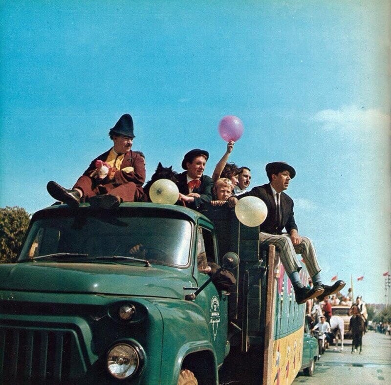 Юрий Никулин с коллегами (Михаил "Карандаш" Румянцев, Михаил Шуйдин и собака "Клякса") на параде. 1970-е