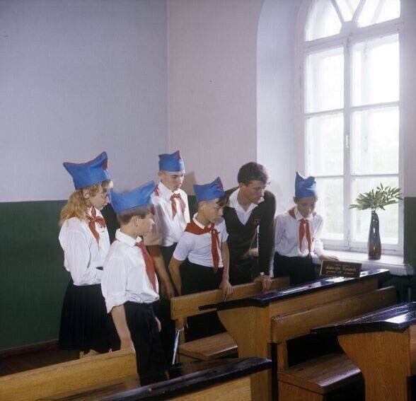 Класс, в котором учился В. И. Ульянов (Ленин), и парта, за которой он сидел. Школа №1, Ульяновск. Июнь 1969 года