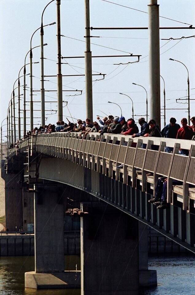 Автомобильный мост через Волгу. С моста люди ловят рыбу. Астрахань. 1998. Не иначе, как весенний ход воблы