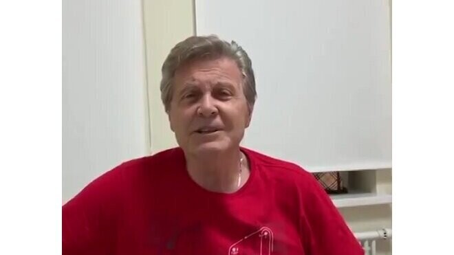 Лев Лещенко записал видео из палаты в Коммунарке