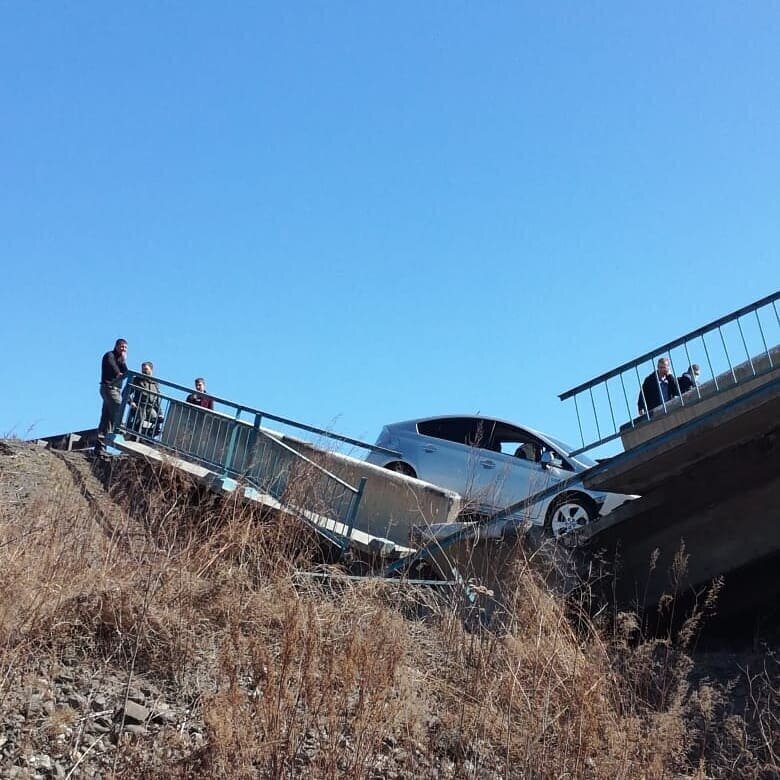 В Приморье мост рухнул прямо перед капотом автомобиля