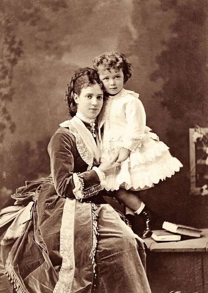 Императрица Мария Федоровна с сыном Николаем II. 1870 г.