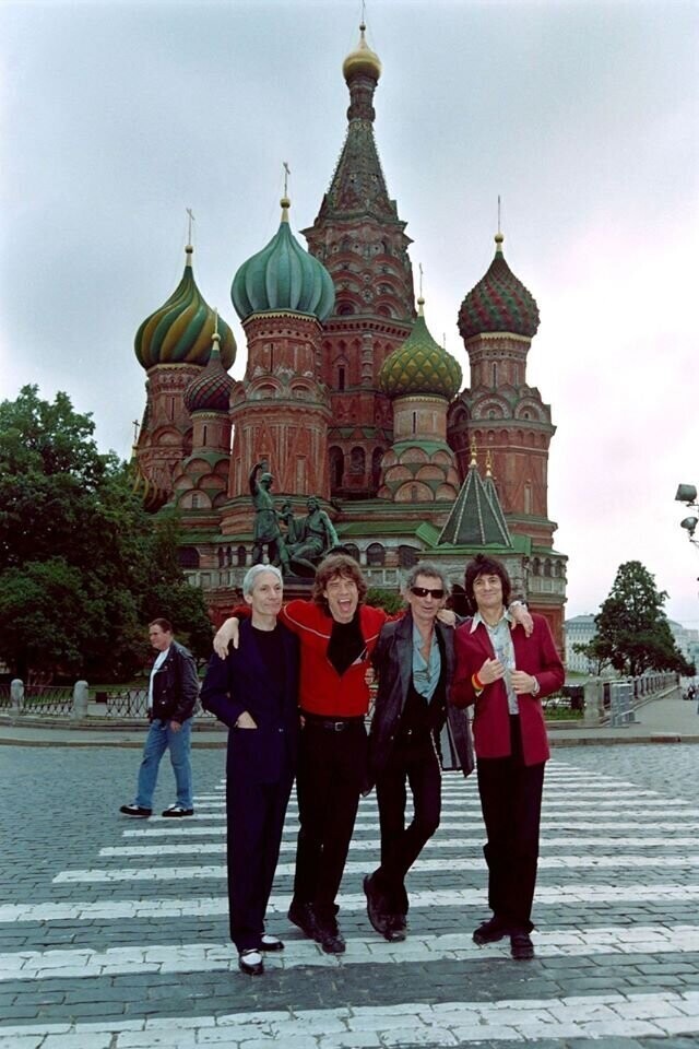 Чарли Уоттс, Мик Джаггер, Кит Ричардс и Рон Вуд из The Rolling Stones позируют на фоне собора Василия Блаженного на Красной площади в Москве. 10 августа 1998