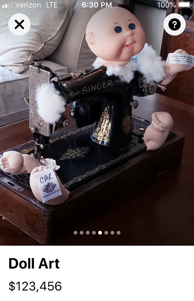 С человеком точно что-то не так, если он продаёт швейную машинку с расчленённой куклой