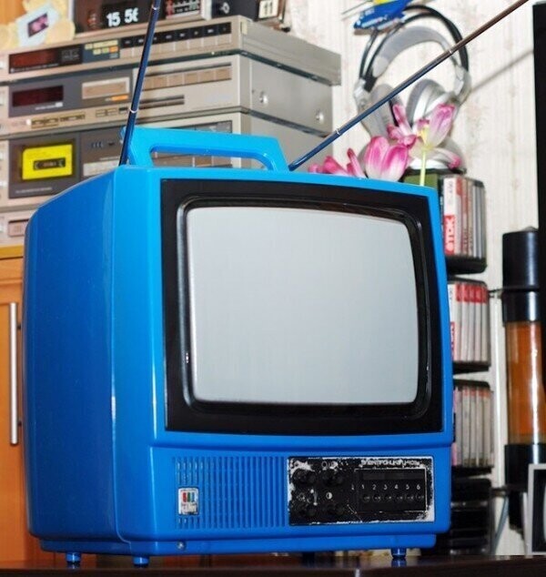 Малогабаритный переносной цветной телевизор "ЭЛЕКТРОНИКА-Ц401"